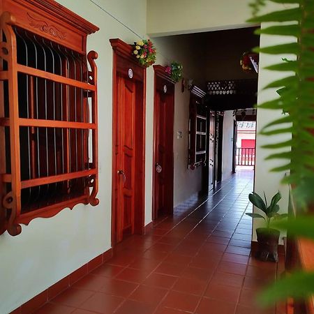 La Casa De Las Flores Hostal Jardín Esterno foto