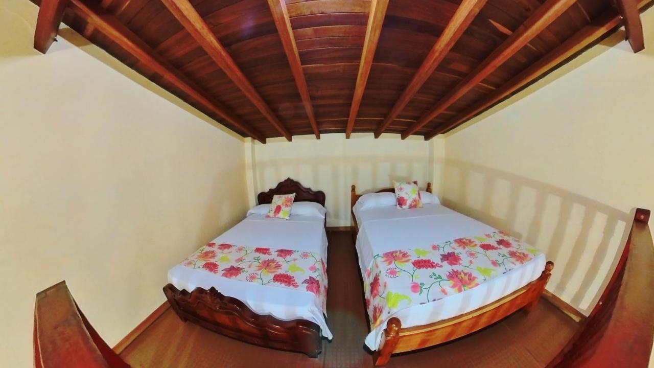 La Casa De Las Flores Hostal Jardín Esterno foto