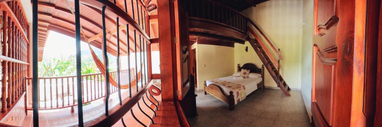 La Casa De Las Flores Hostal Jardín Esterno foto