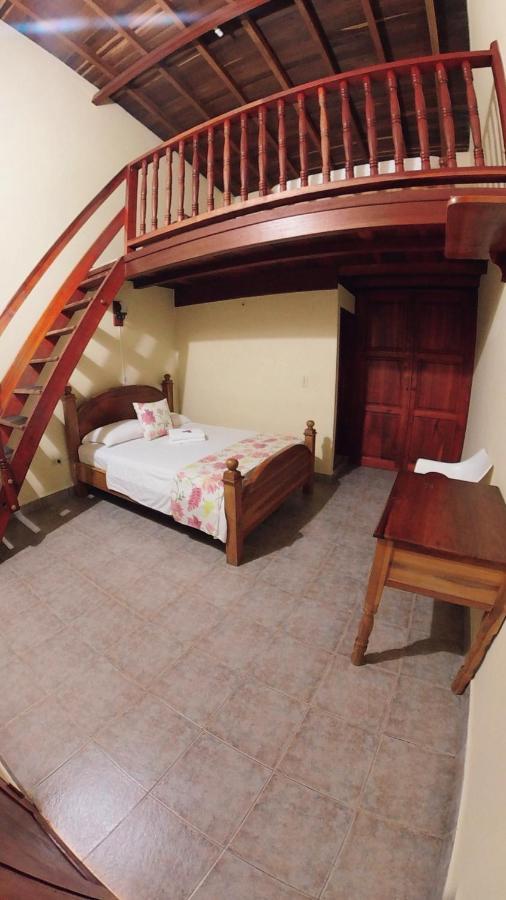 La Casa De Las Flores Hostal Jardín Esterno foto