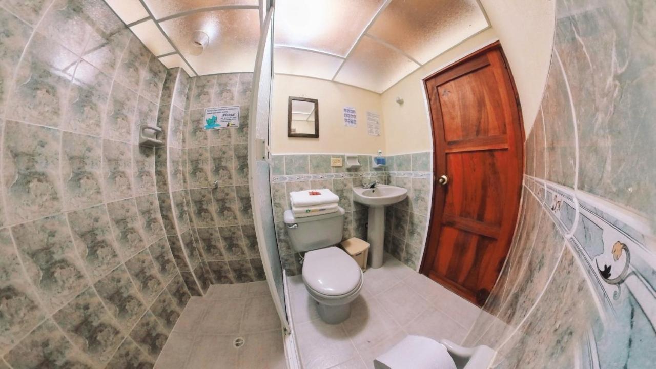 La Casa De Las Flores Hostal Jardín Esterno foto