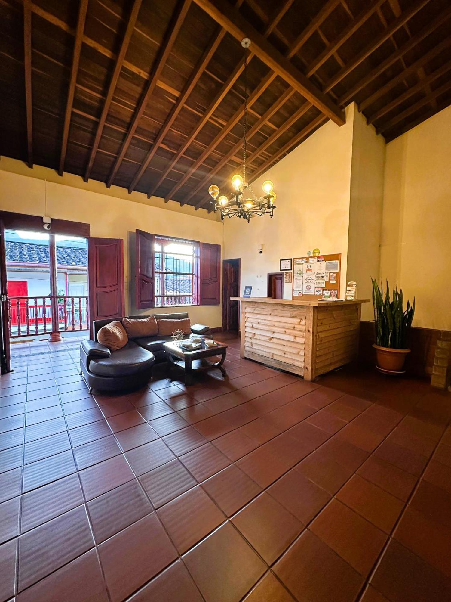 La Casa De Las Flores Hostal Jardín Esterno foto