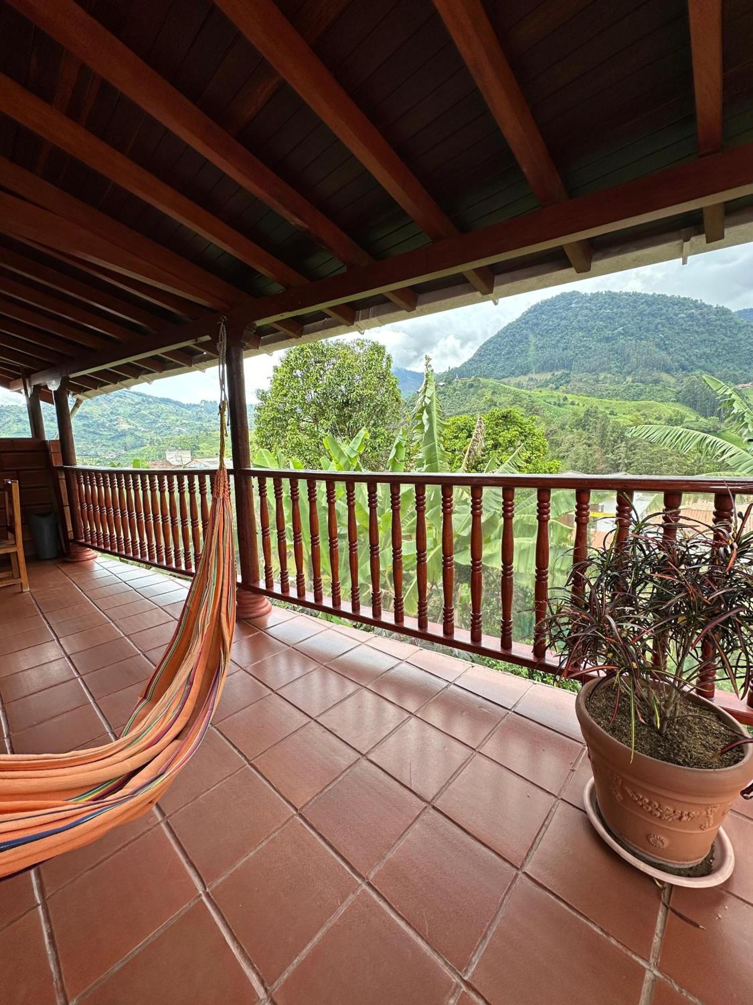La Casa De Las Flores Hostal Jardín Esterno foto