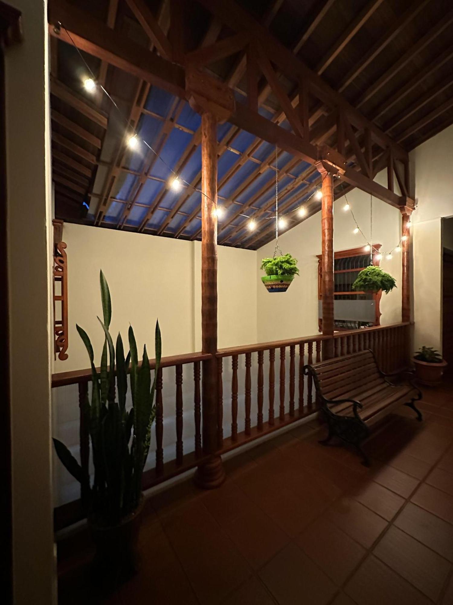 La Casa De Las Flores Hostal Jardín Esterno foto