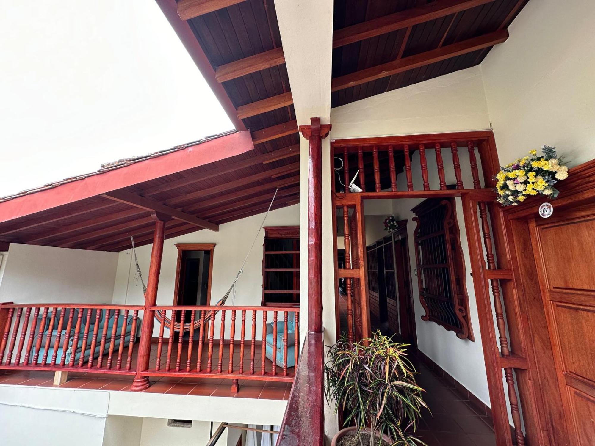 La Casa De Las Flores Hostal Jardín Esterno foto