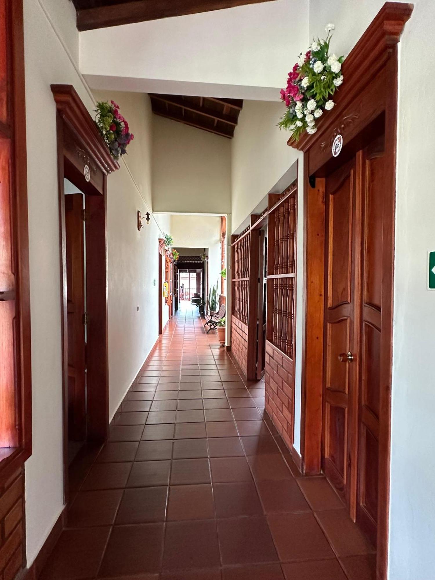 La Casa De Las Flores Hostal Jardín Esterno foto